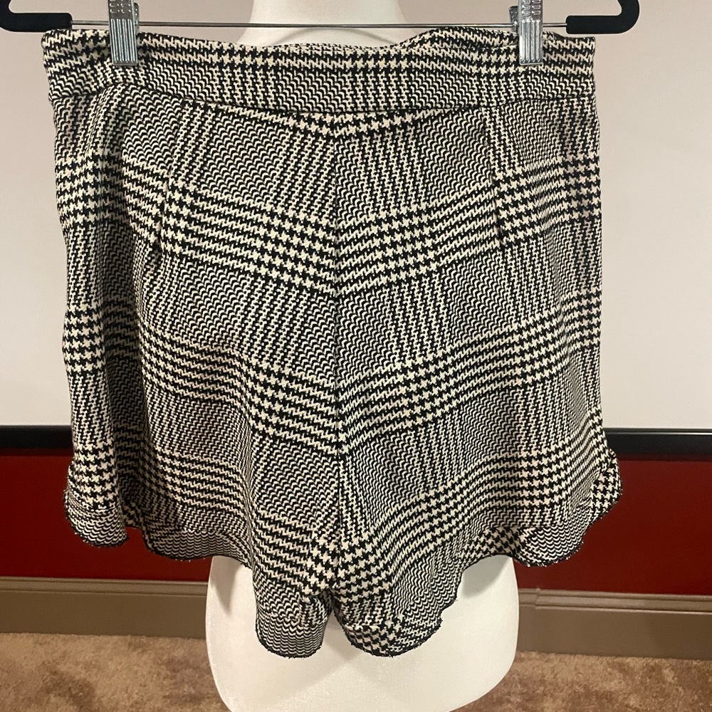 Zara houndstooth flouncy shorts. Large.